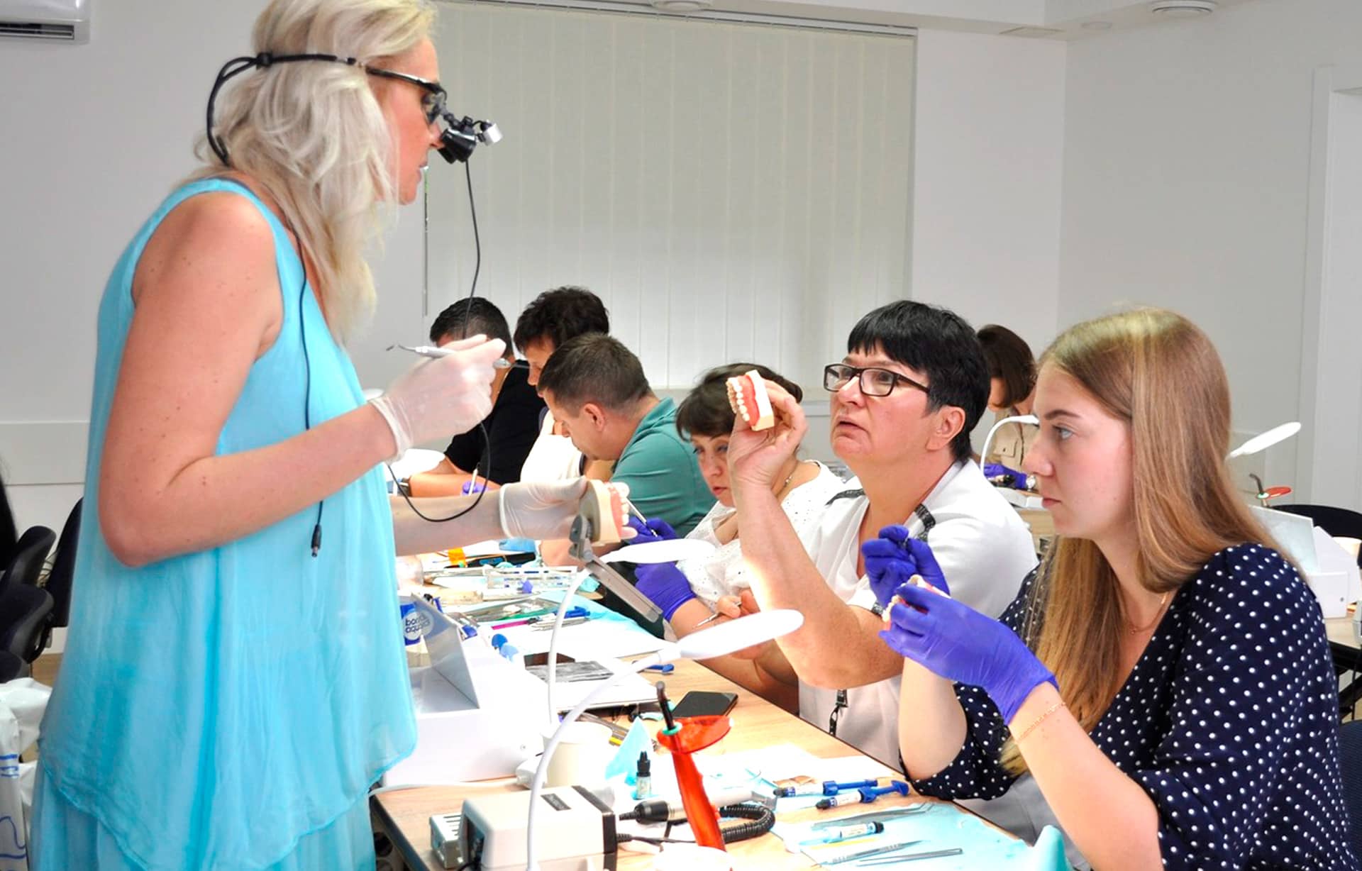 Композитні відновлення фронтальної групи зубів. Майстер-клас з терапевтичної стоматології