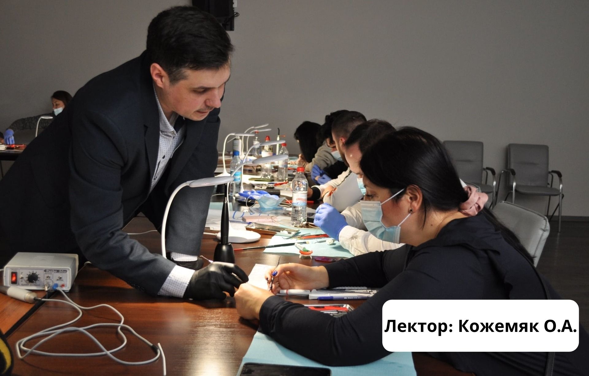 Стратегії прямої реставрації бічних зубів: повний робочий процес, протоколи, спектр матеріалів та технік